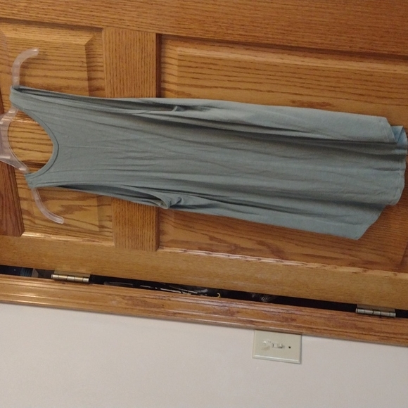 Green Maurices Tank. Size Medium. - Picture 3 of 5